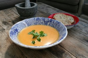 Osvěžující a lehká polévka s konopným semínkem, okurkami a rajčaty