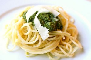 Špagety s citronovo-konopným pestem