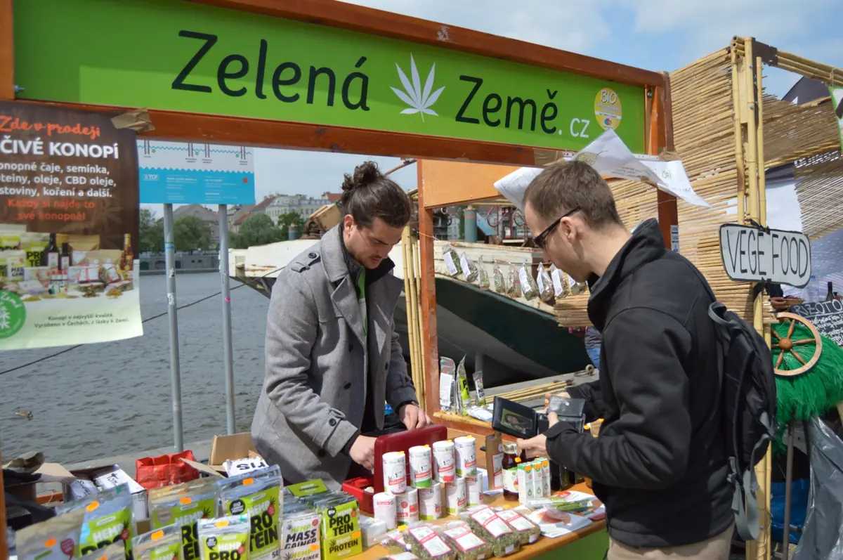 Začiatky Zelené Země – predajný stánok